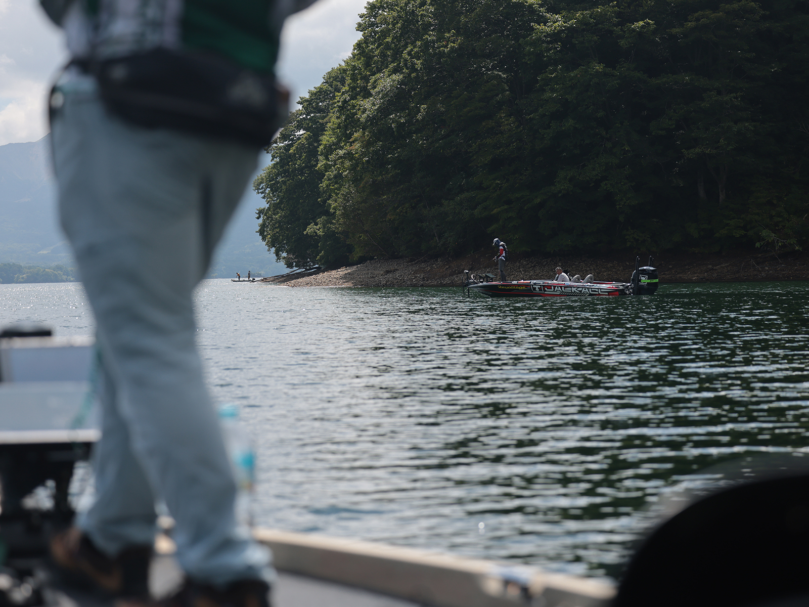 常にお互い見えるポジションに浮く