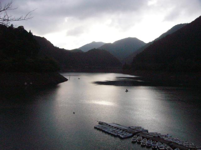 【写真クリックで前の画面に戻ります】　薄曇の幻想的な生野銀山湖 