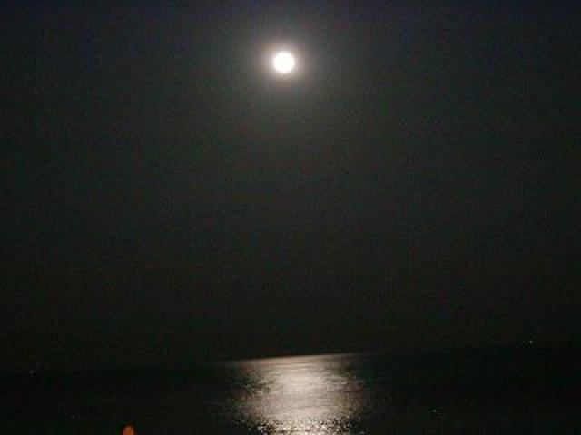 【写真クリックで前の画面に戻ります】　01_太平洋に浮かぶ中秋の名月 