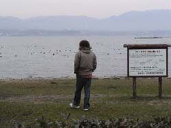 2003-03-22 09:30:15+09/常時、監視員がついているようです。また、この団体の方は、渡り鳥が来る前にこのエリアの清掃をおこない、釣り糸などを除去しているそうです。