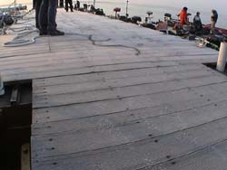 2003-03-23 06:26:48+09/氷点下まで冷え込み、桟橋やボートデッキは真っ白になった。