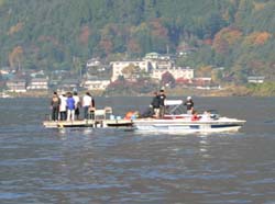 2003-11-02 09:16:38+09/原因はこれか?この日、小海のジャンプ台撤去作業が行われていた。ボートが何艇も行ったり来たり。