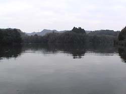2003-04-04 06:11:35+09/写真では解りづらいが、朝まずめ時、水面には生命感がムンムン。豊かな亀山湖だ。