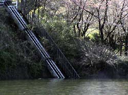 2003-04-06 08:49:31+09/亀山でよく見るシリーズその1。導水管?