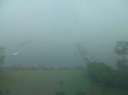 2003-06-21 06:13:39+09/6時10分の湖面。風はやみ霧が立ちこめている。