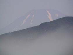 2003-06-21 07:00:08+09/富士山も頭を覗かせる。