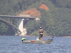 2003-09-12 09:46:04+09/丸山俊一さんのご厚意によりボートで湖上をまわることができた。