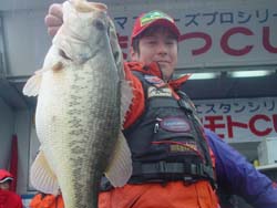 2003-03-16 13:31:35+09/増田聖哉の2,466gフィッシュ。すごい腹