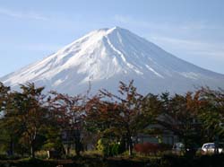 2003-10-19 08:05:26+09/スッキリとした秋晴れだが、富士山は一段と雪が増えた。