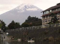 2003-10-11 08:23:17+09/富士山もほんのり雪化粧