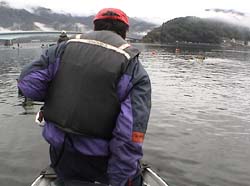 2003-10-12 07:50:53+09/2日目は初日トップで折り返した山田勝利に同船した。
