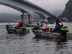 2003-10-12 08:15:34+09/JBウエスタン三瀬谷、チャプター奥伊勢宮川などで大活躍の山田勝利が河口湖強豪をおさえ初日トップに立った。どんな釣りを展開するのだろうか。