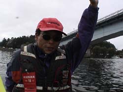 2003-10-12 08:15:59+09/プリプラで訪れた河口湖は4年前のクラシック以来らしい。合計6回目の河口湖釣行とのこと。やや遅いスタートでファーストエリアへ向かう。