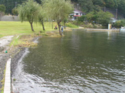 2004-10-23 10:16:18+09/長雨と西湖からの放水により高水位。お隣の西湖、精進湖はプラス3.6mで数年ぶりに富士六湖に。ただし河口湖は吐き出し量も多く、試合中も減水傾向。