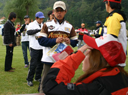 2004-10-24 07:13:48+09/この日はクラシック2日目、チャンピオンオブチャンピオンズ、ショア大会、そして富士河口湖町オータムフェスタが同時開催。