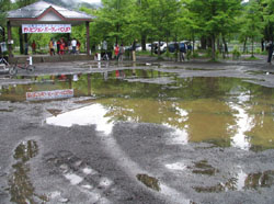 2004-05-21 07:03:16+09/2日間たっぷり降った雨。これにより若干ながら水位が上がり、場所によっては透明度が上がった。なお、開催中、西湖からの放水はなかった。