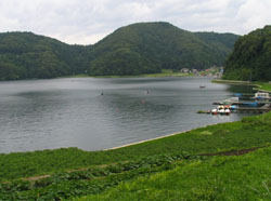 2004-07-16 10:51:08+09/国際村付近はガラガラ。山道を抜け菅川へ。ここも3艇ほど。