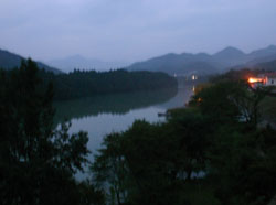 2004-09-17 05:10:37+09/現地に5時前に到着。河口湖から三瀬谷まで約350キロ。感覚的な距離は琵琶湖と同じ。暗い中で選手は準備に取りかかる。