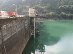 2004-09-18 09:40:37+09/三瀬谷ダムの上にある宮川ダム。会場からクルマで40分ほど。