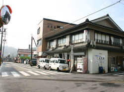 2004-09-19 08:19:41+09/左奥が三瀬谷駅。会場にも極近で便利。更に朝食を弁当にすることも出来て釣りにピッタリです。
