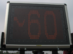 2004-05-08 08:21:56+09/で、これがスタート電光掲示板。街頭でよくみるアレです。