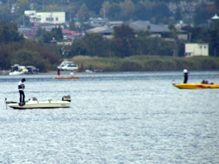 2005-10-22 10:48:09+09/さかなやワンド沖。石川と高橋晃。しばらく見ていてが、ヒットシーンは見られず。