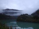 01_夜明け前うっすら靄のかかる椿山ダム クリックで拡大