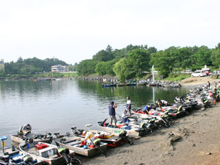 2005-07-16 06:43:36+09/天気は晴れ。週初めは梅雨冷えの天候だったが、大会中は30℃近くまであがった。風がないと蒸し暑い。